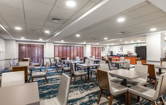 Welcome To Wingate by Wyndham Concord Charlotte Area Hotel - Breakfast Seating